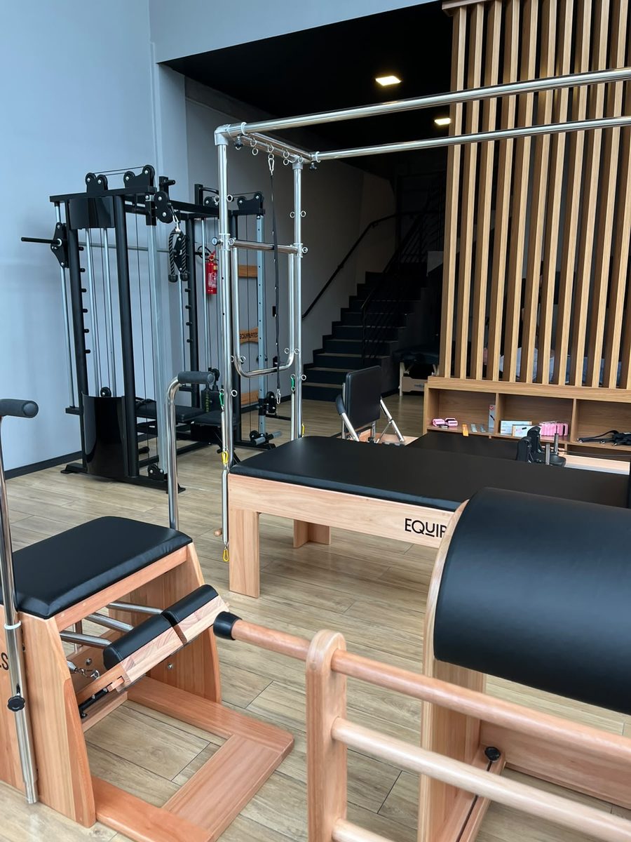 Sala de pilates do Centro de Terapias, com cadillac, chair, barrel e estação de musculação