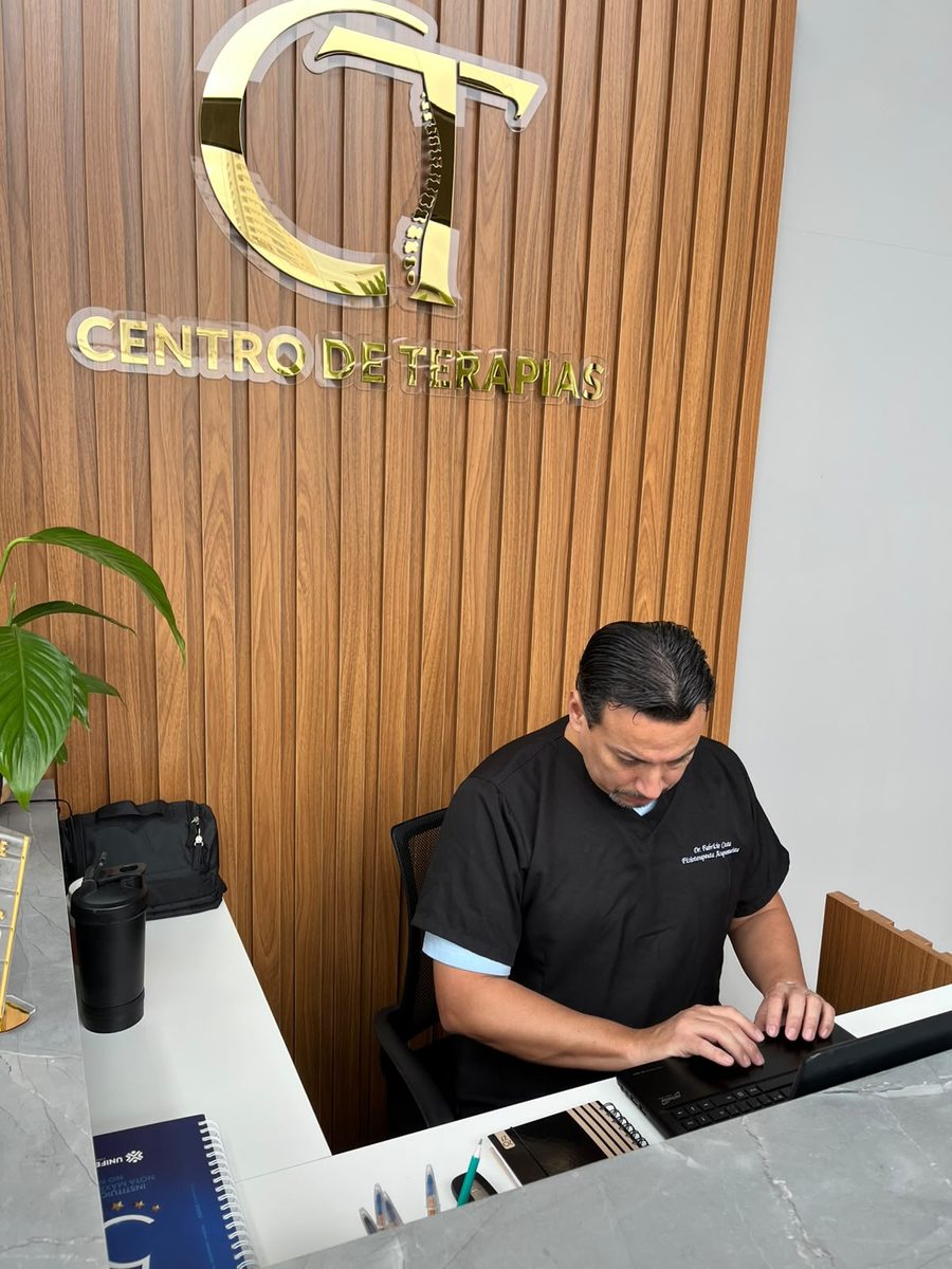Dr. Fabrício Costa na recepção do Centro de Terapias